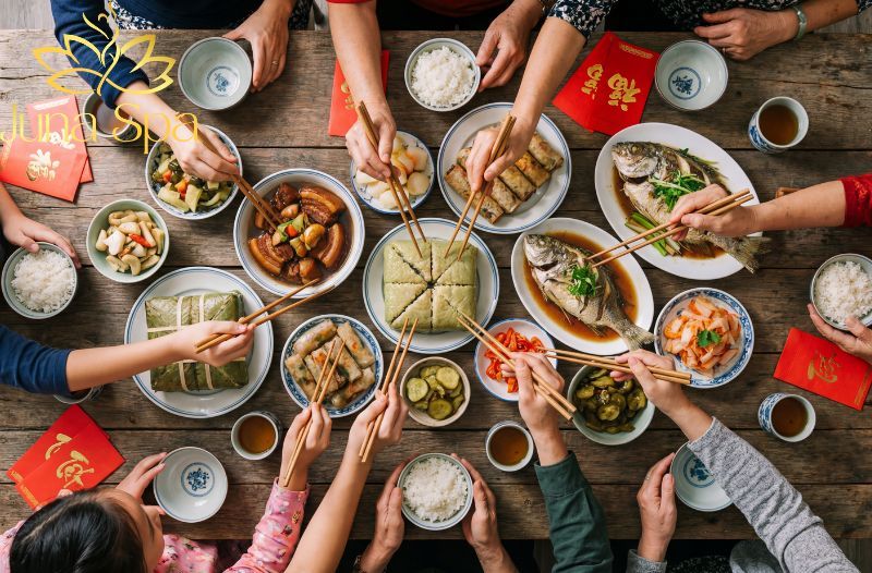 Ăn Tết không lo nổi mụn: Gợi ý thực đơn và thói quen giúp da luôn mịn màng