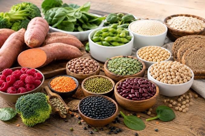 Chọn thực phẩm giàu đạm, chất xơ và tinh bột chậm thay vì cắt bỏ hoàn toàn
