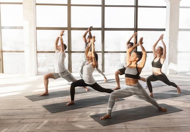 So sánh calo đốt được giữa yoga nhẹ, yoga flow và power yoga