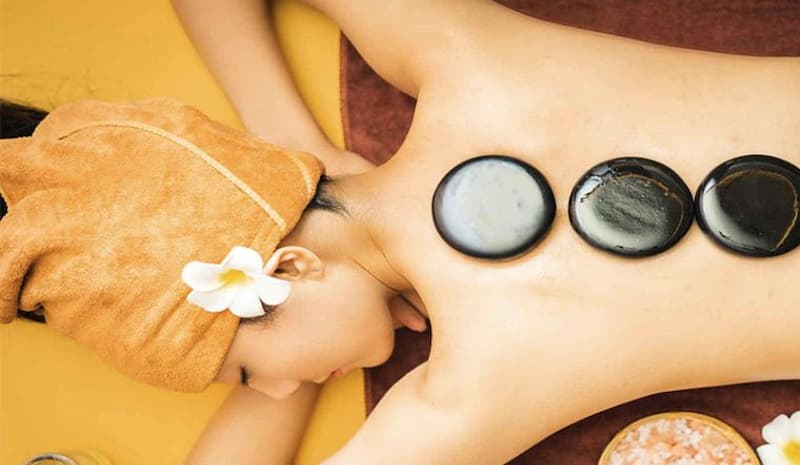 massage body bằng đá nóng