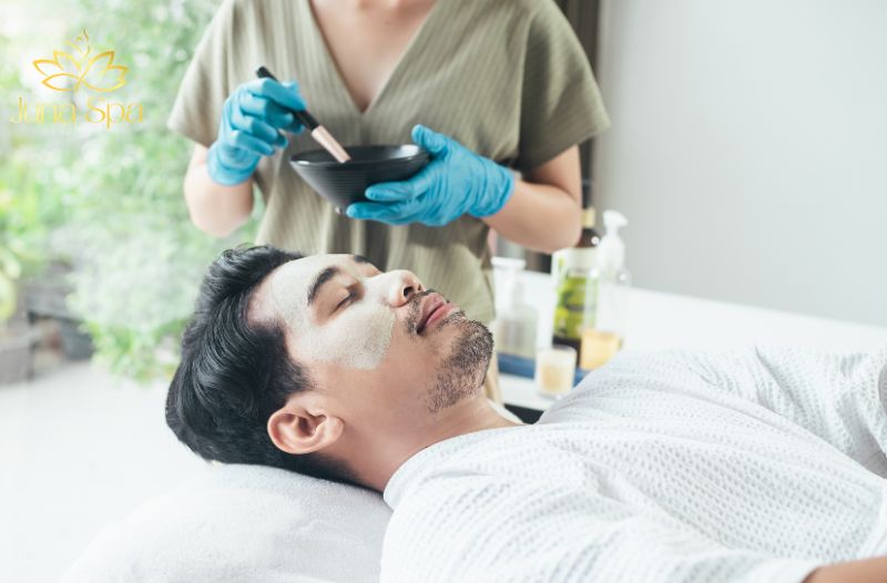 nam chăm sóc da tại spa