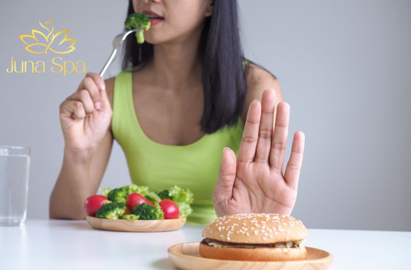 Những thực phẩm nên tránh sau khi nặn mụn