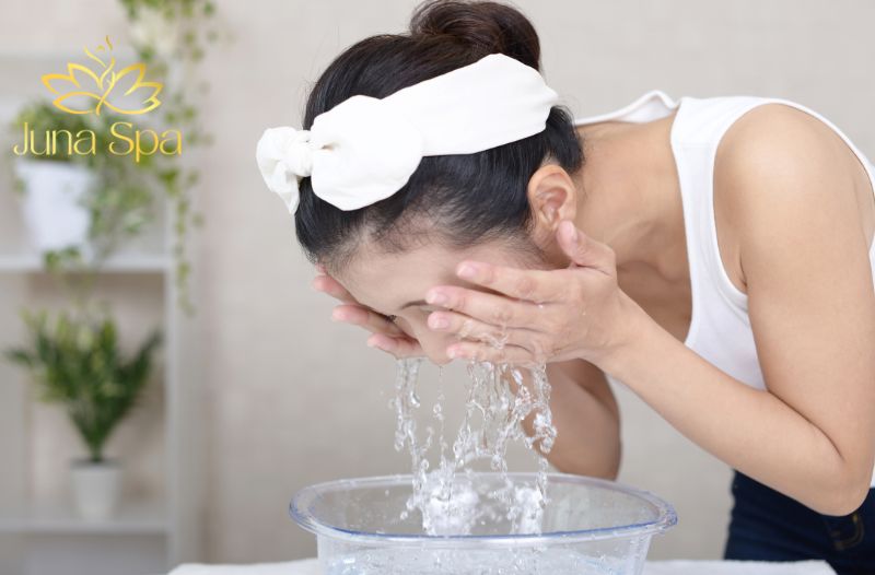 Rửa mặt bằng sữa rửa mặt nhiều lần trong ngày