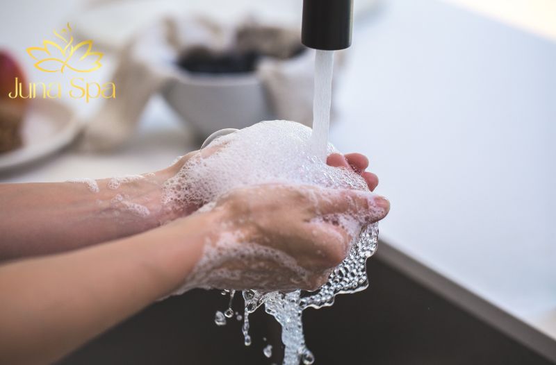 Không rửa mặt sau khi đắp mặt nạ để tinh chất thấm vào da