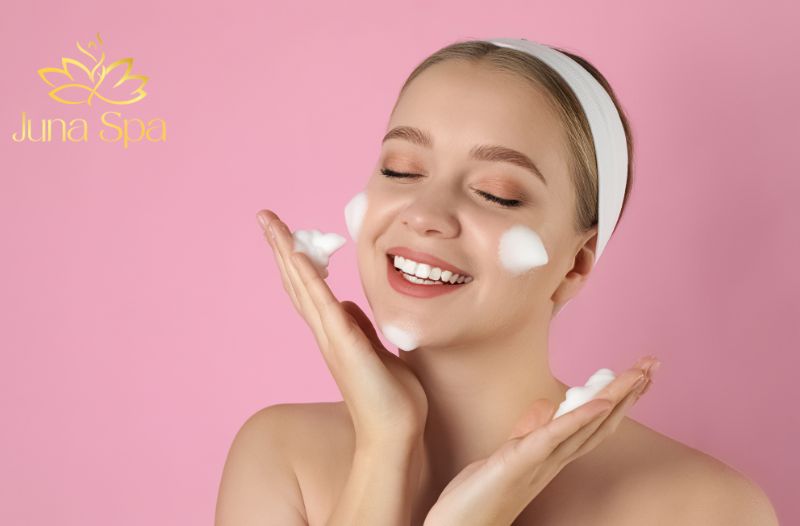 Rửa mặt bằng nước nóng sau đó bằng nước lạnh