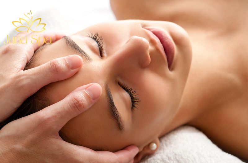 Massage mặt giảm nọng cằm