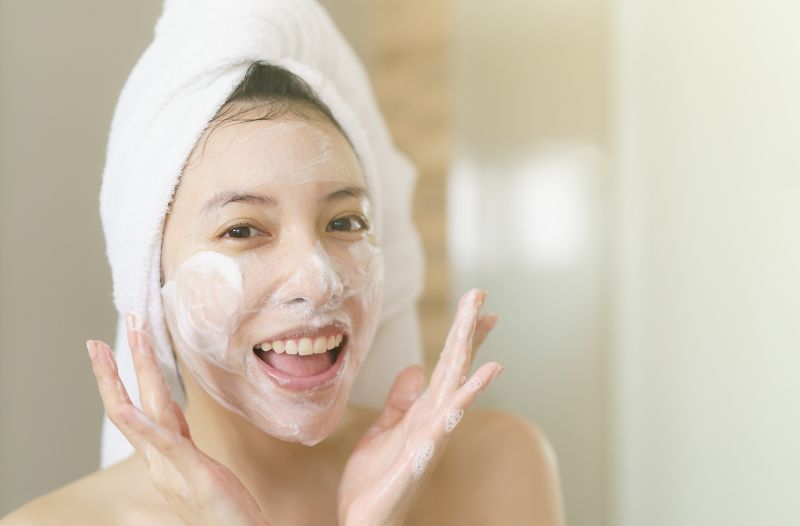 Nên chọn sữa rửa mặt tạo bọt hay ít bọt?
