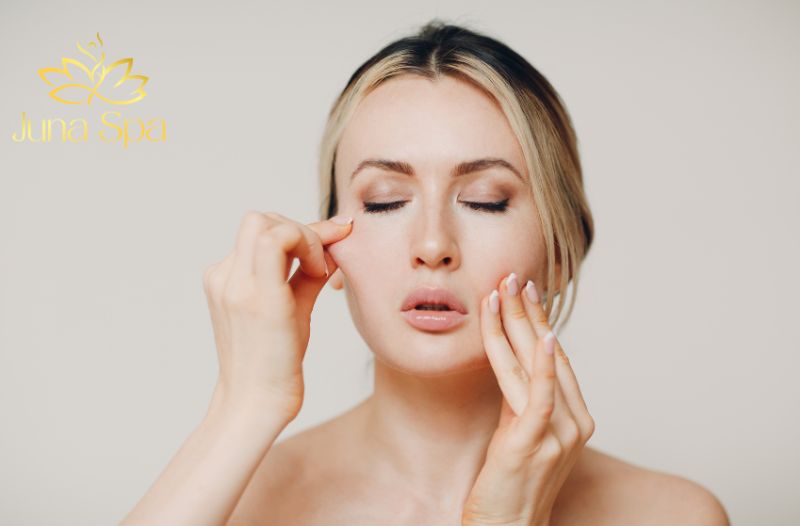 Thực hiện bài tập nâng cơ mặt