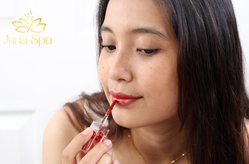 Son tint bóng cùng cọ tán son