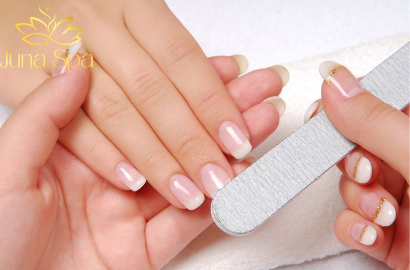 Cắt móng đều đặn và tạo hình nhẹ nhàng