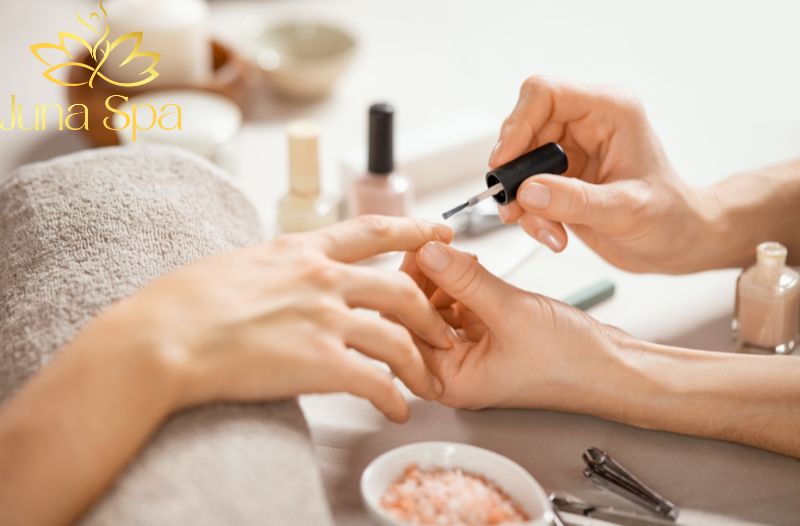 Cung cấp độ ẩm cho móng và vùng da quanh móng