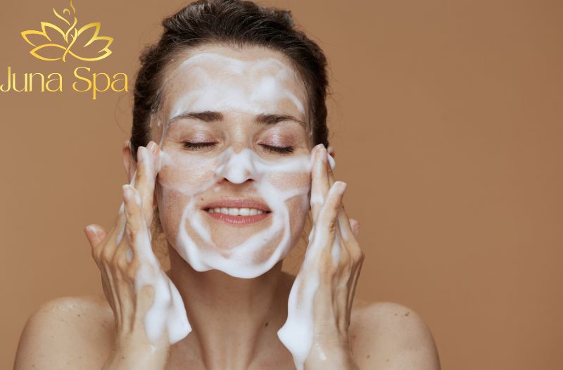 rửa mặt bằng nước nóng