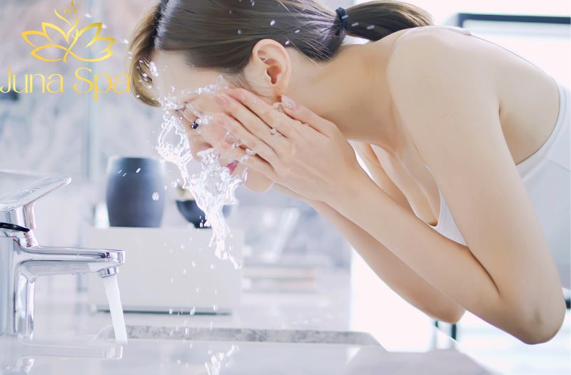 rửa mặt bằng nước lạnh