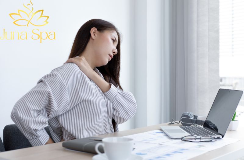 Tự xoa bóp cổ vai gáy sai cách: Nguy hiểm không ngờ với dân văn phòng