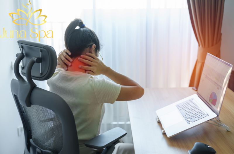 Nguy hiểm khi tự xoa bóp sai cách vùng cổ vai gáy