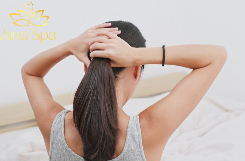 Cột tóc quá chặt khi ngủ