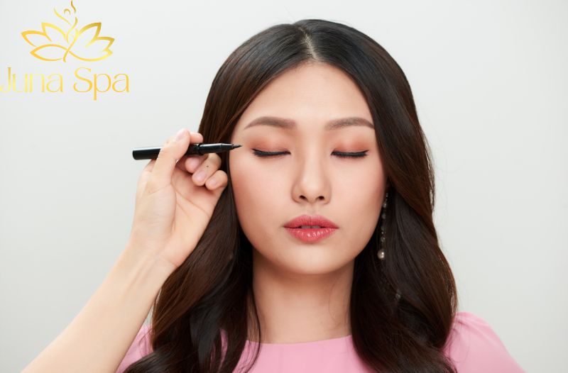 Sử dụng kem nền mỏng nhẹ