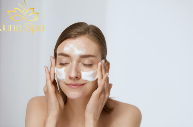 Cách sử dụng sữa rửa mặt để hỗ trợ phục hồi da