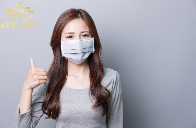 Bí quyết đeo khẩu trang để da không bị bí, nổi mụn