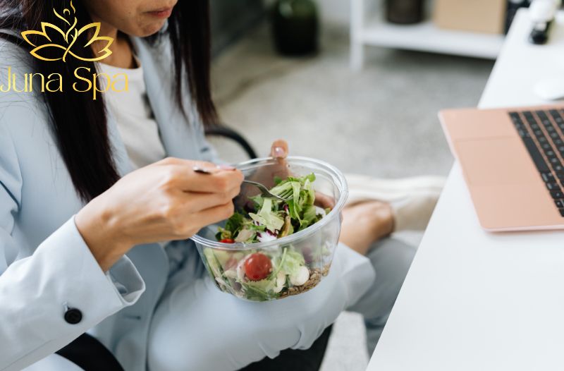Vì sao khi chuyển chế độ ăn da lại dễ nổi mụn?