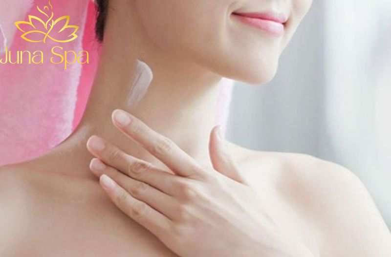 Bôi kem chống nắng cho da cổ