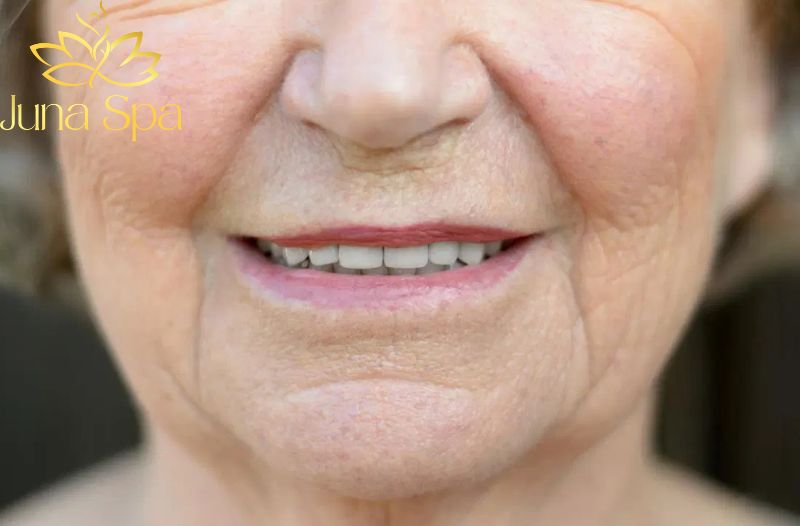 Sử dụng sản phẩm chăm sóc da chứa retinol và peptide