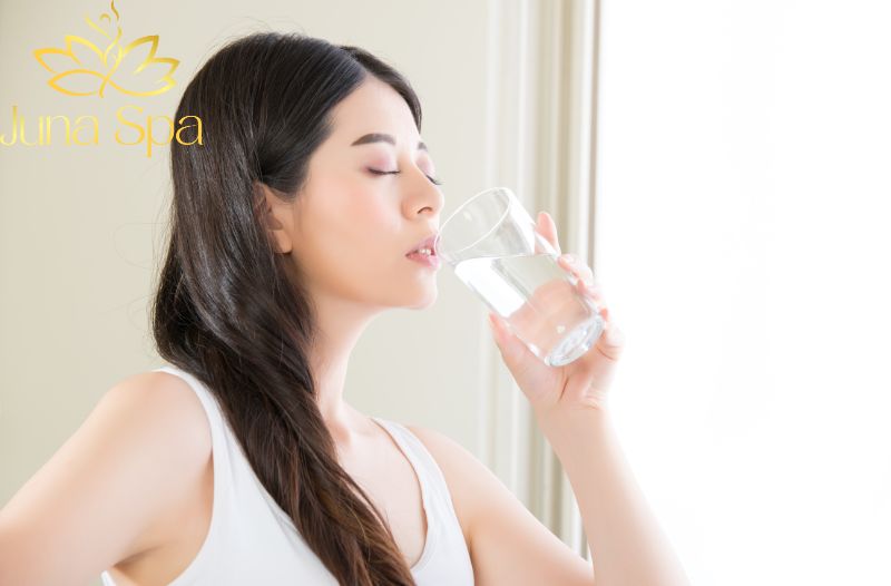 Uống đủ nước mỗi ngày để da thêm căng mịn