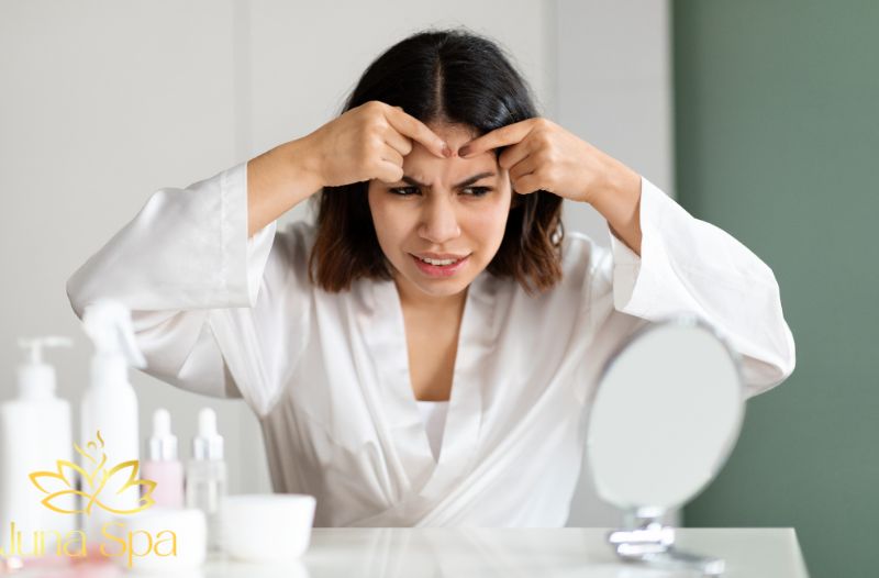 Mụn ẩn ở trán - Lý do xuất hiện và đặc điểm riêng biệt