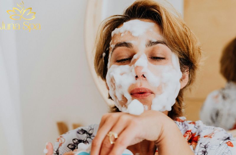 Rửa mặt 2 lần/ngày bằng sữa rửa mặt có độ làm sạch mạnh có ổn không