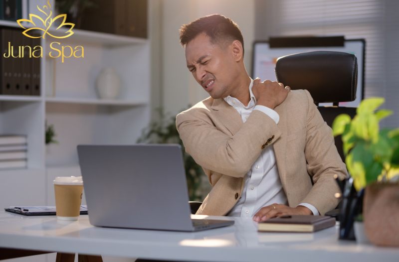 Nguyên nhân khiến cổ vai gáy dễ mệt mỏi và tích tụ căng thẳng