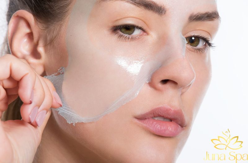 Bong tróc, mốc nền là dấu hiệu của làn da mất cân bằng, không chỉ thiếu ẩm