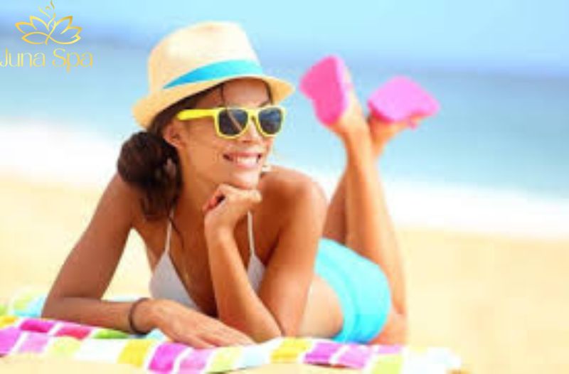 Có nên tắm nắng lâu khi đi biển hay không và cách bảo vệ làn da trong mùa hè