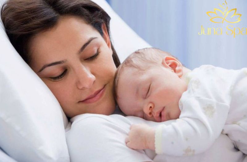 Vì sao mẹ sau sinh dễ gặp tình trạng hôi nách