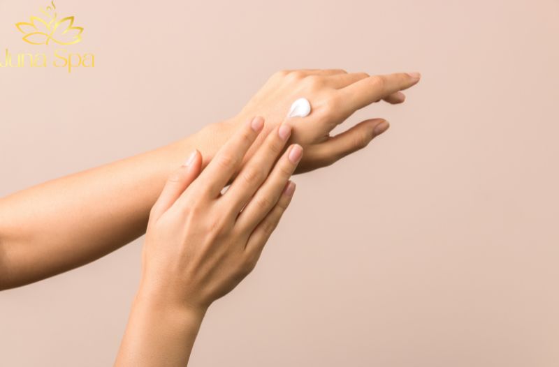 Nhóm sản phẩm chăm sóc da & bảo vệ da: Mang đủ để duy trì routine