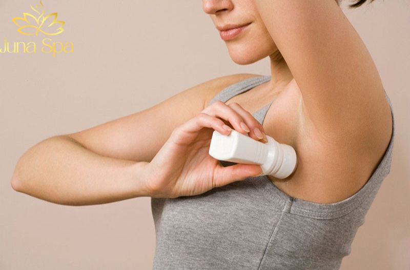 Giữ vùng da dưới cánh tay khô thoáng